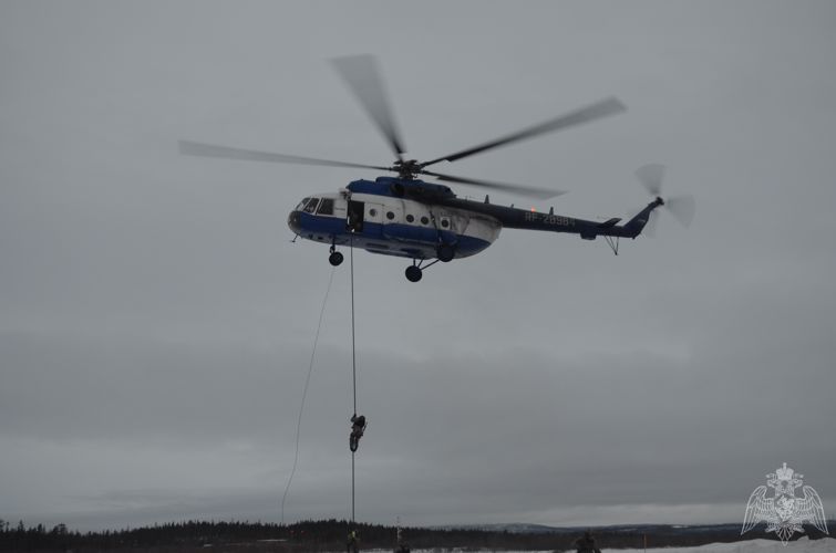В Мурманске с сотрудниками отряда мобильного особого назначения «Медведь» проведена тренировка по десантированию
