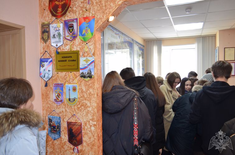 Накануне Дня защитника Отечества мурманские росгвардейцы провели Урок мужества для лицеистов