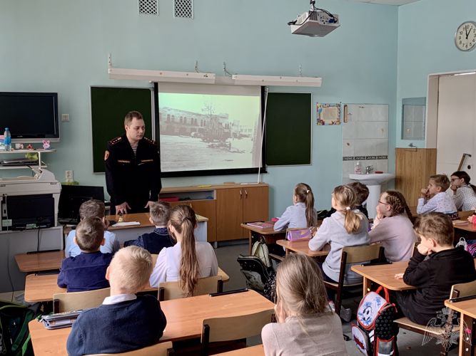 В Мурманской области росгвардейцы проводят «уроки мужества» для школьников
