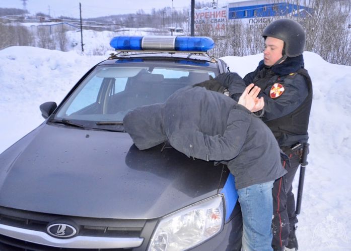 Сотрудники Росгвардии задержали мурманчанина за кражу в крупном гипермаркете областного центра