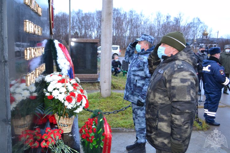 Росгвардейцы приняли участие в траурном митинге, посвященном памяти сотрудников, погибших при исполнении служебного долга