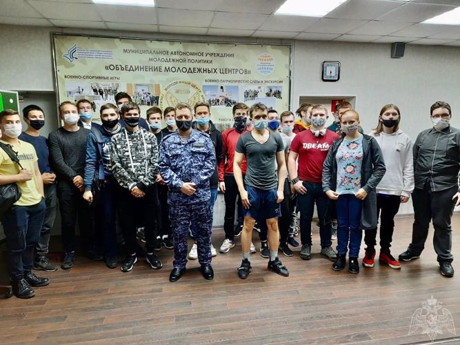 Накануне Дня народного единства сотрудник Росгвардии побывал в гостях в молодежном Центре 
