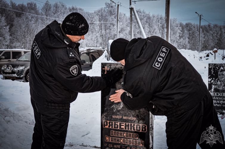 В Мурманске сотрудники СОБР «Росомаха» почтили память своих боевых товарищей, погибших при исполнении служебного долга