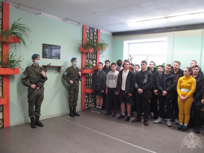 В Мурманске военнослужащие морского отряда Северо-Западного округа Росгвардии провели игру «Будущий воин» для студентов колледжа