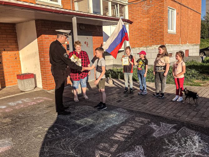 В День России дети мурманских росгвардейцев рисовали символы страны на асфальте 