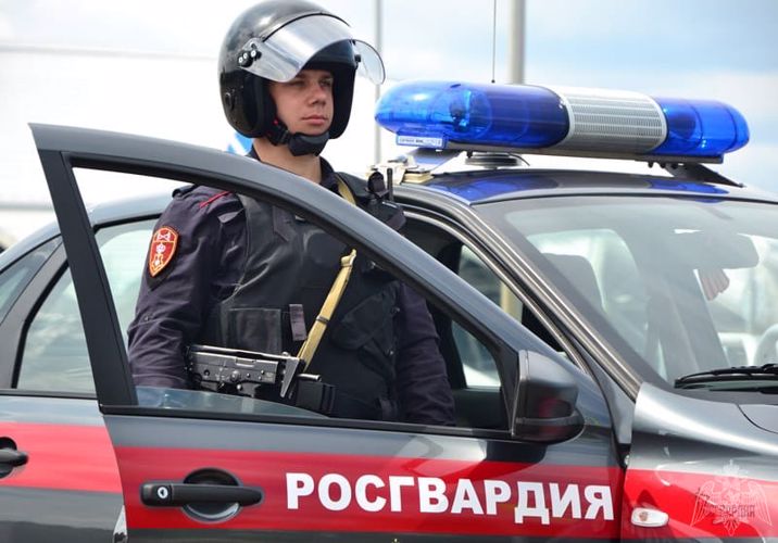 В Мурманске росгвардейцы задержали девушку, пытавшуюся устроить драку в магазине