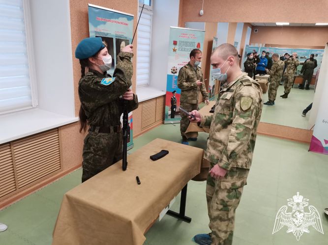 В Мурманске военнослужащие морского отряда Росгвардии провели чемпионат по неполной разборке-сборке автомата Калашникова