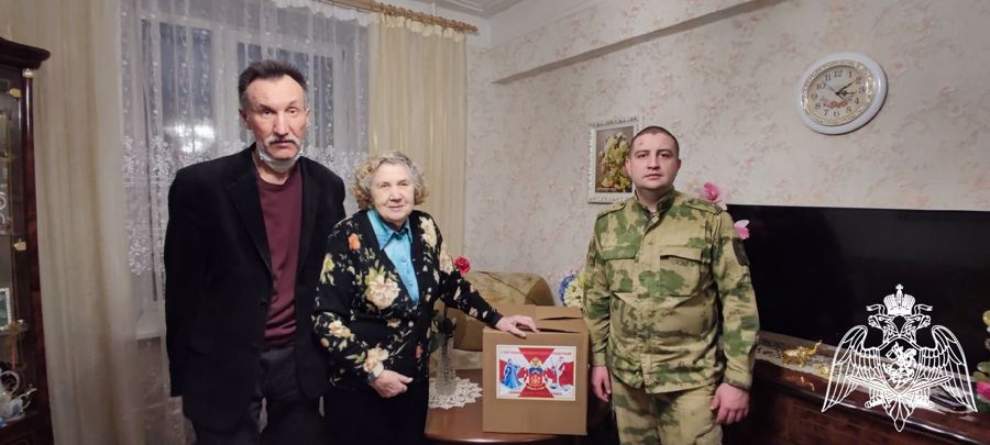 В Мурманске сотрудники и военнослужащие Росгвардии поздравили с наступающими новогодними праздниками ветеранов службы