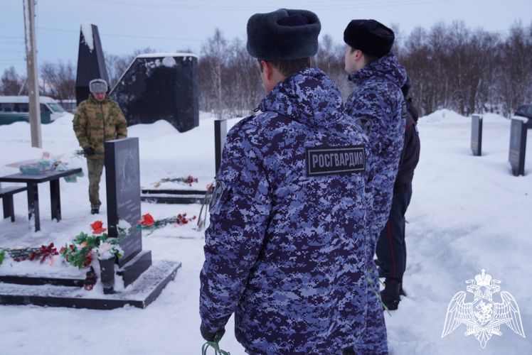 В Мурманске росгвардейцы почтили память бойцов СОБРа «Росомаха», погибших при исполнении служебного долга