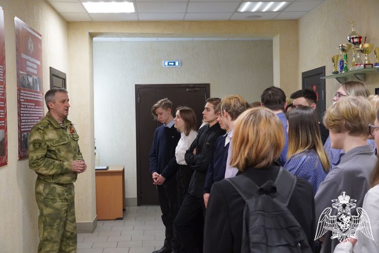 В Управлении Росгвардии по Мурманской области состоялся день открытых дверей для мурманских гимназистов