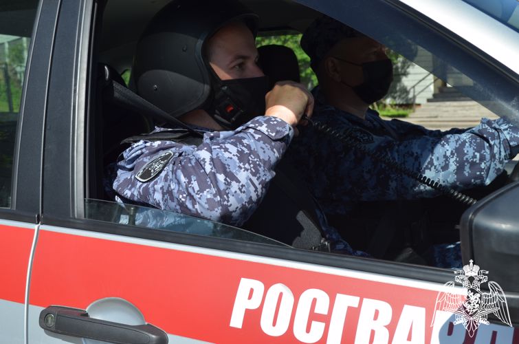 В Мончегорске экипаж Росгвардии задержал водителя, управлявшего автомобилем, не имея права управления