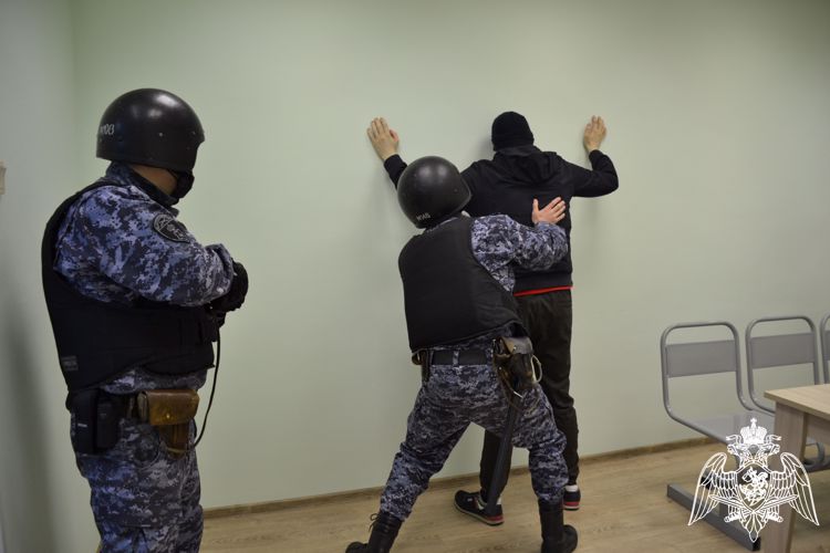 В столице Заполярья сотрудники Росгвардии задержали мурманчанина, находящегося в розыске