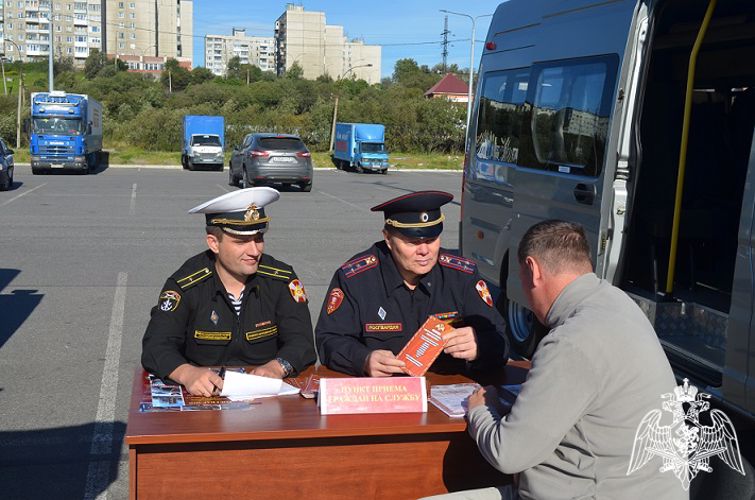 В Мурманске сотрудники и военнослужащие Росгвардии проводят выездные мероприятия по отбору кандидатов на службу в войска национальной гвардии Российской Федерации