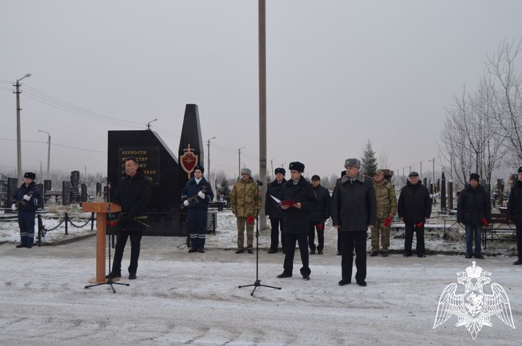 Росгвардейцы приняли участие в траурном митинге, посвященном памяти сотрудников, погибших при исполнении служебного долга