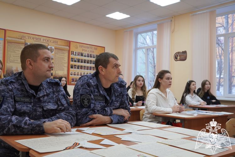Студенты Мурманского педагогического колледжа отправили письма поддержки росгвардейцам – участникам СВО