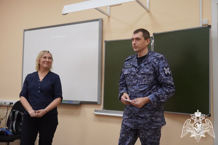 Студенты Мурманского педагогического колледжа отправили письма поддержки росгвардейцам – участникам СВО