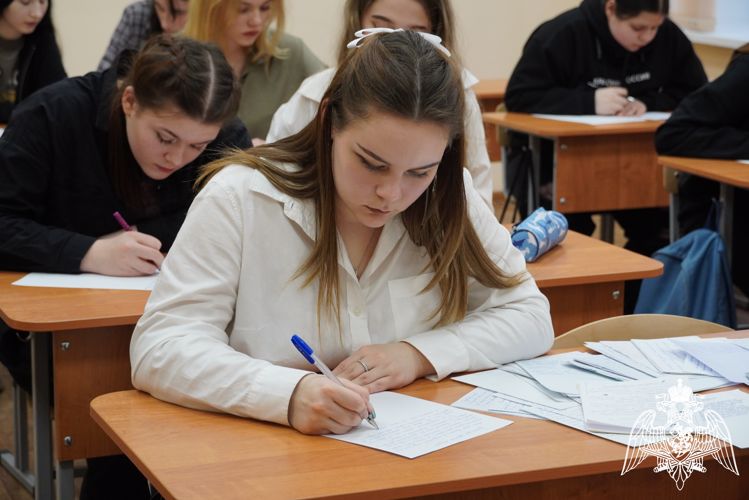 Студенты Мурманского педагогического колледжа отправили письма поддержки росгвардейцам – участникам СВО