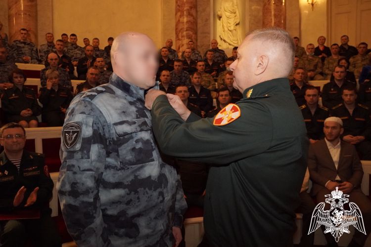 Мурманскому росгвардейцу, отличившемуся на СВО, командующий Северо-Западным округом Росгвардии вручил государственную награду