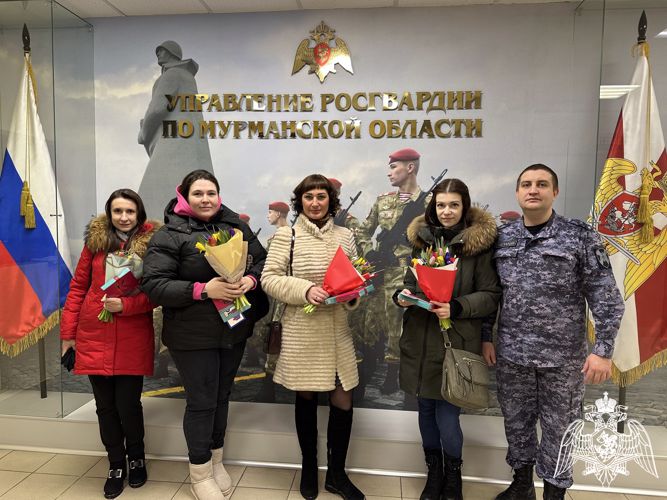 В Мурманске женщины-военнослужащие и сотрудницы Росгвардии принимали поздравления с Международным женским днем