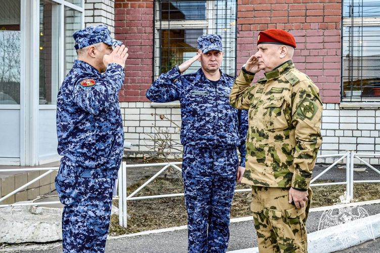 Командующий СЗО Росгвардии поздравил с профессиональным праздником военнослужащих морского отряда в Мурманской области