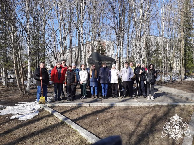В Мурманской области росгвардейцы привели в порядок прилегающую территорию вокруг памятников, посвященных Великой Отечественной войне