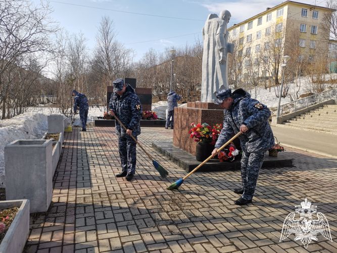 В Мурманской области росгвардейцы привели в порядок прилегающую территорию вокруг памятников, посвященных Великой Отечественной войне