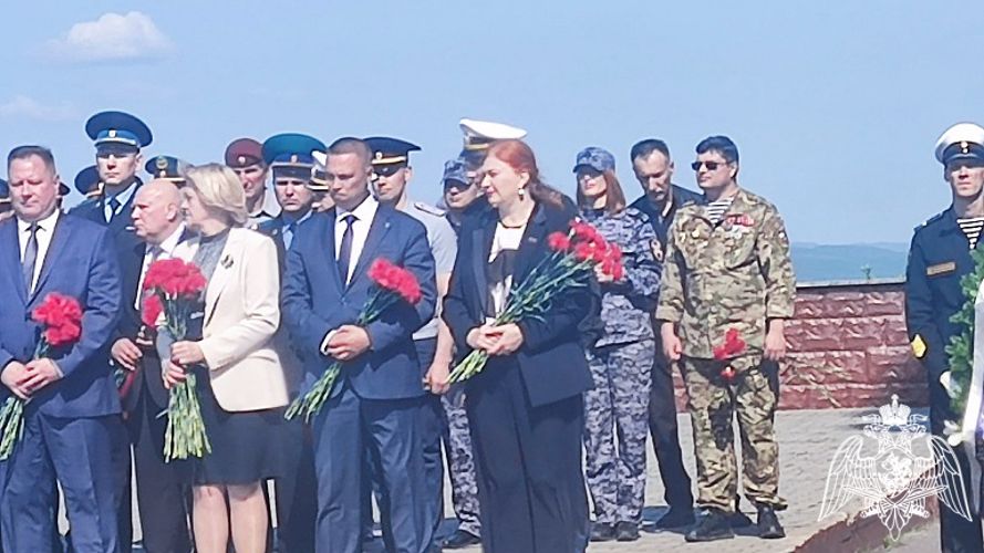 Сотрудники и военнослужащие Росгвардии по Мурманской области приняли участие в митинге посвященном Дню памяти и скорби у мемориала «Защитникам Советского Заполярья в годы Великой Отечественной войны»»