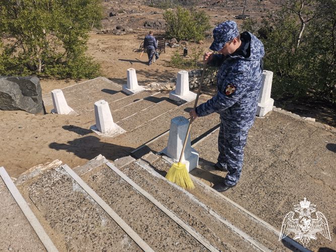 Сотрудники и военнослужащие Росгвардии по Мурманской области приняли участие в митинге посвященном Дню памяти и скорби у мемориала «Защитникам Советского Заполярья в годы Великой Отечественной войны»»