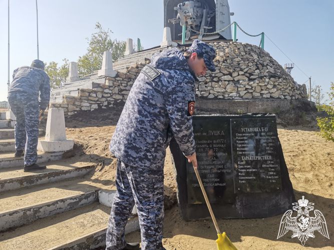 Сотрудники и военнослужащие Росгвардии по Мурманской области приняли участие в митинге посвященном Дню памяти и скорби у мемориала «Защитникам Советского Заполярья в годы Великой Отечественной войны»»