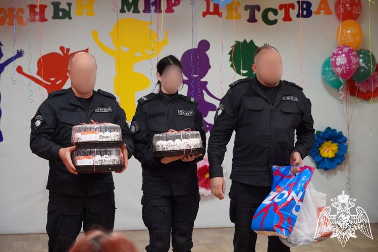 Сотрудники ОМОН «Медведь» поздравили ребят из подшефной организации с Днем защиты детей