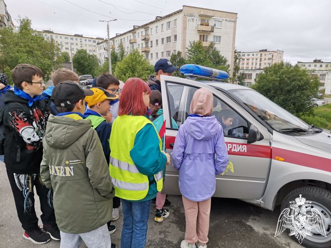 В рамках акции «Каникулы с Росгвардией» росгвардейцы провели для школьников экскурсию по подразделению