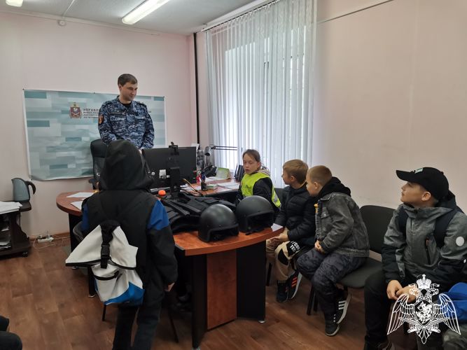 В рамках акции «Каникулы с Росгвардией» росгвардейцы провели для школьников экскурсию по подразделению