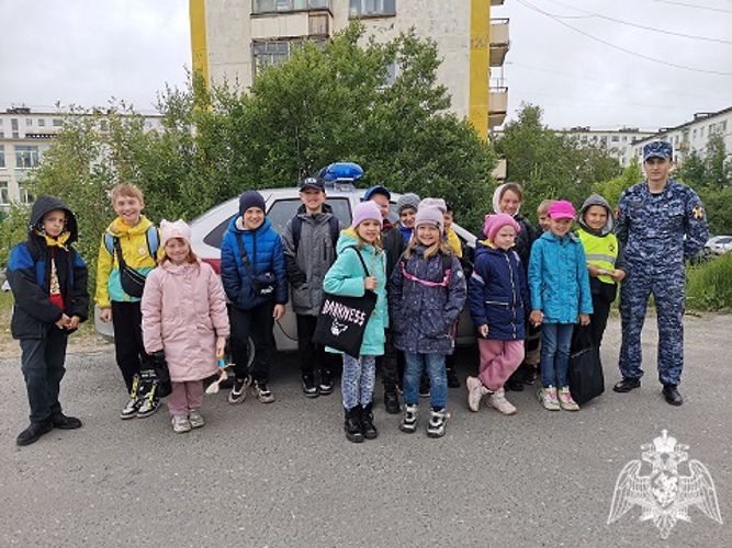 В рамках акции «Каникулы с Росгвардией» росгвардейцы провели для школьников экскурсию по подразделению