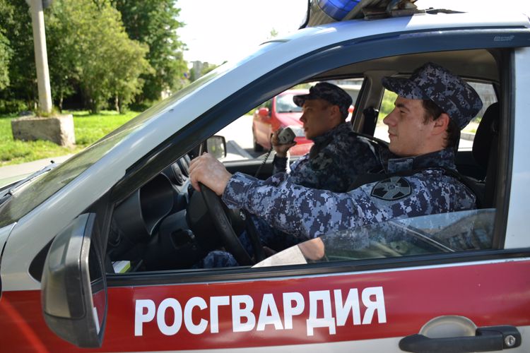 Росгвардейцы задержали мужчину, испортившего товар в одном из мурманских гипермаркетов
