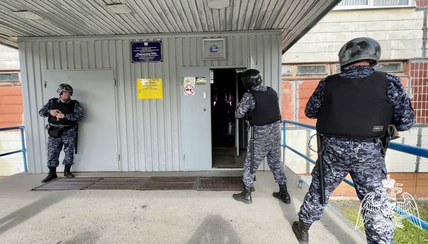 В Мурманске сотрудники Росгвардии проверили безопасность учебных заведений в преддверии нового учебного года