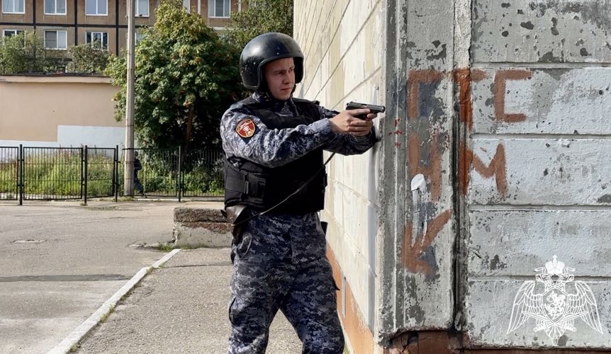 В Мурманске сотрудники Росгвардии проверили безопасность учебных заведений в преддверии нового учебного года