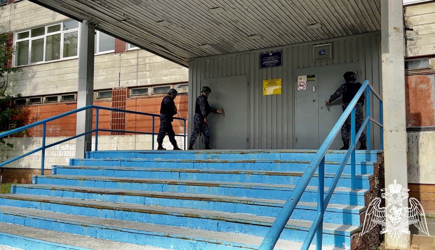 В Мурманске сотрудники Росгвардии проверили безопасность учебных заведений в преддверии нового учебного года