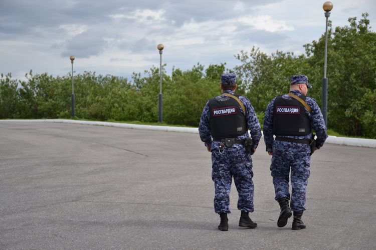 Росгвардейцы задержали девушку, совершившую хищение в одном из гипермаркетов Мурманска