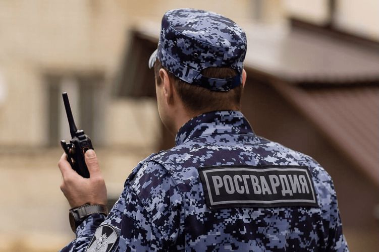 В Мурманске сотрудники Росгвардии задержали мужчину за хищение спиртного из гипермаркета