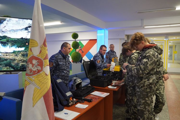 В Мурманске росгвардейцы организовали тематическую выставку для участников проекта «Защитник Севера» 