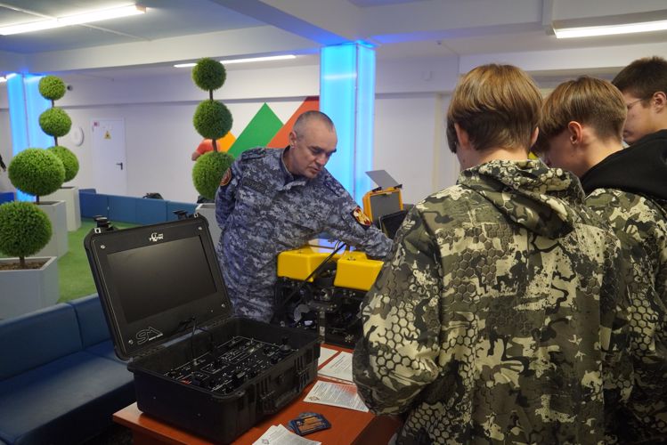 В Мурманске росгвардейцы организовали тематическую выставку для участников проекта «Защитник Севера» 