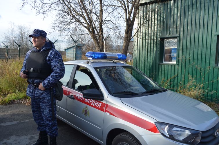 В Мурманске росгвардейцы задержали двух мужчин за хищение товаров из гипермаркетов