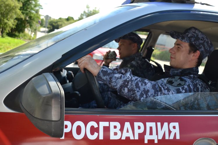 Росгвардейцы задержали мурманчанина, пытавшегося совершить хищение одежды из гипермаркета 