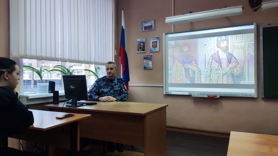 В преддверии праздника Дня народного единства росгвардейцы провели урок мужества для студентов Мурманского кооперативного техникума