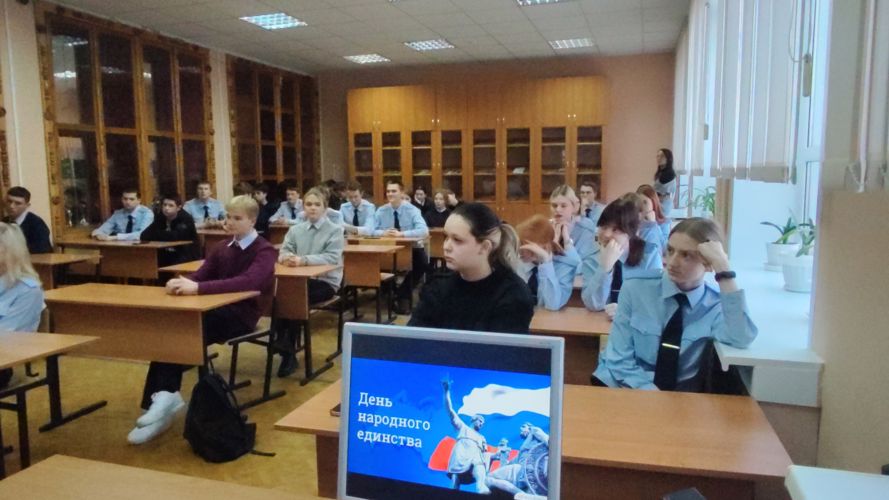 В преддверии праздника Дня народного единства росгвардейцы провели урок мужества для студентов Мурманского кооперативного техникума