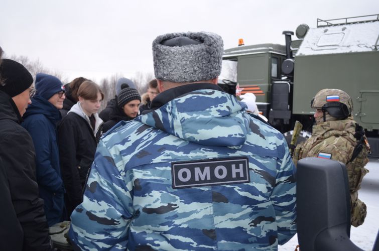 Сотрудники подразделений Управления Росгвардии по Мурманской области приняли участие в празднике, посвященном Дню призывника
