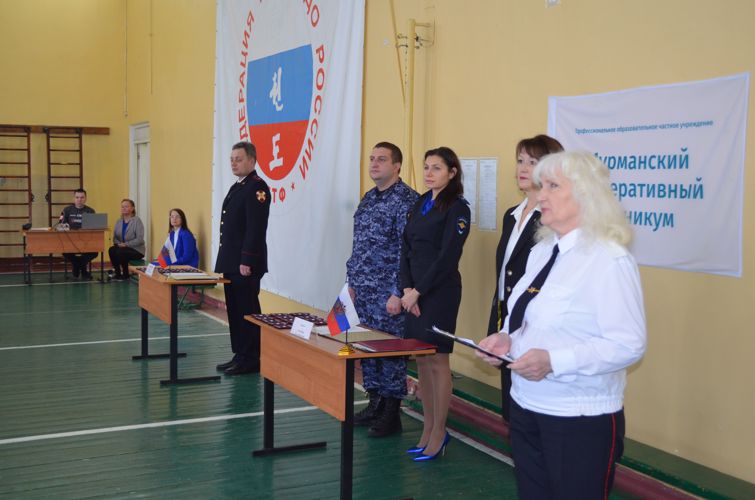 Росгвардейцы приняли участие в торжественном вручении шевронов студентам Мурманского кооперативного техникума