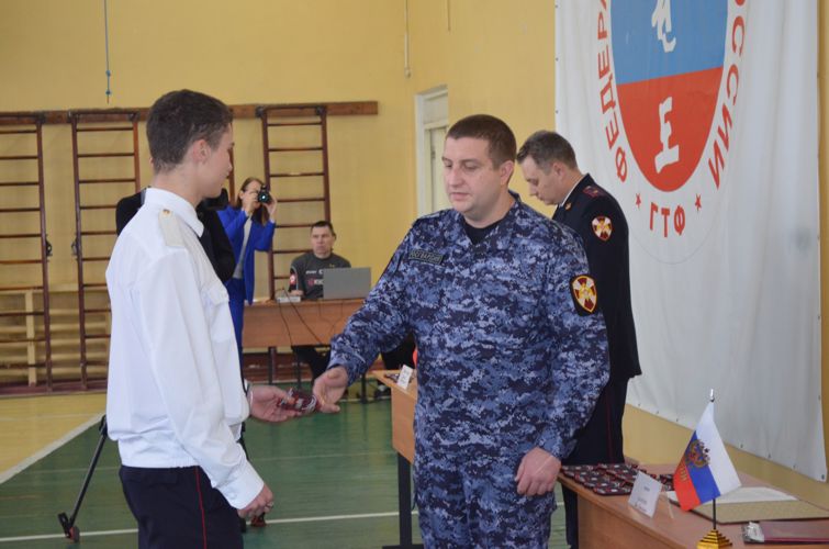Росгвардейцы приняли участие в торжественном вручении шевронов студентам Мурманского кооперативного техникума