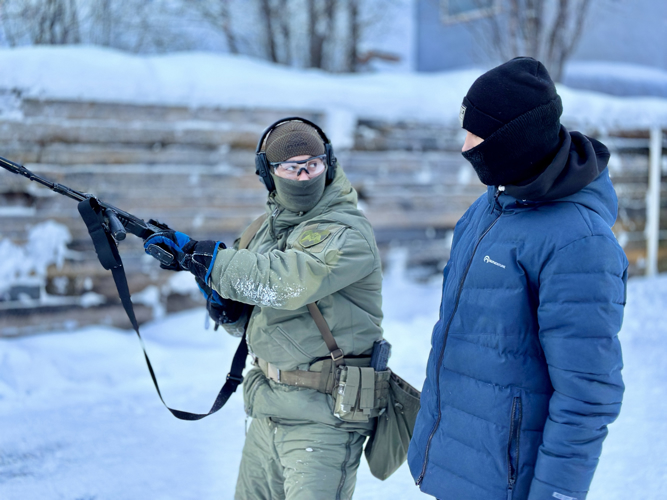 В Мурманске бойцы СОБР «Росомаха» Росгвардии рассказали ребятам из 31 школы о Героях Отечества