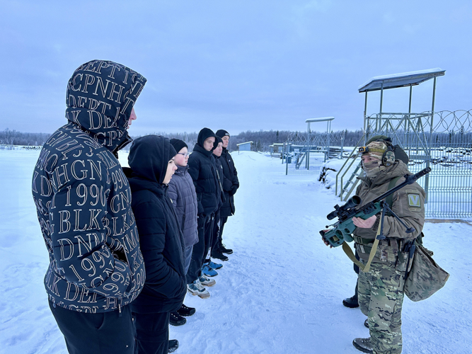 В Мурманске бойцы СОБР «Росомаха» Росгвардии рассказали ребятам из 31 школы о Героях Отечества